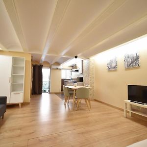 Centrico apartamento al lado de Torres de Quart